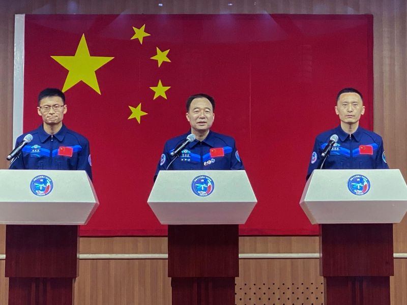 Rund fünf Monate soll die Mission der chinesischen Astronauten Gui Haichao l-r), Jing Haipeng und Zhu Yangzhu dauern. - Foto: Mark Schiefelbein/AP