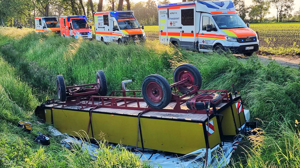 Zahlreiche Krankenwagen an der Unfallstelle. - Foto: -/NWM-TV/dpa