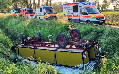 Zahlreiche Krankenwagen an der Unfallstelle. - Foto: -/NWM-TV/dpa