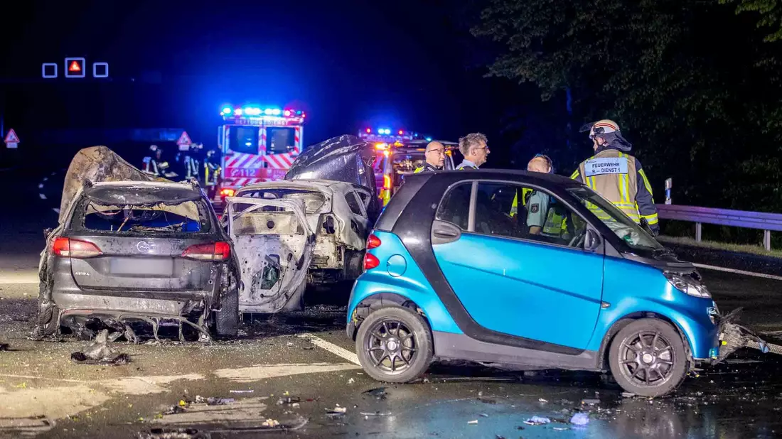Feuerwehr und Polizei sind an der Unfallstelle im Einsatz. - Bild: Justin Brosch/dpa