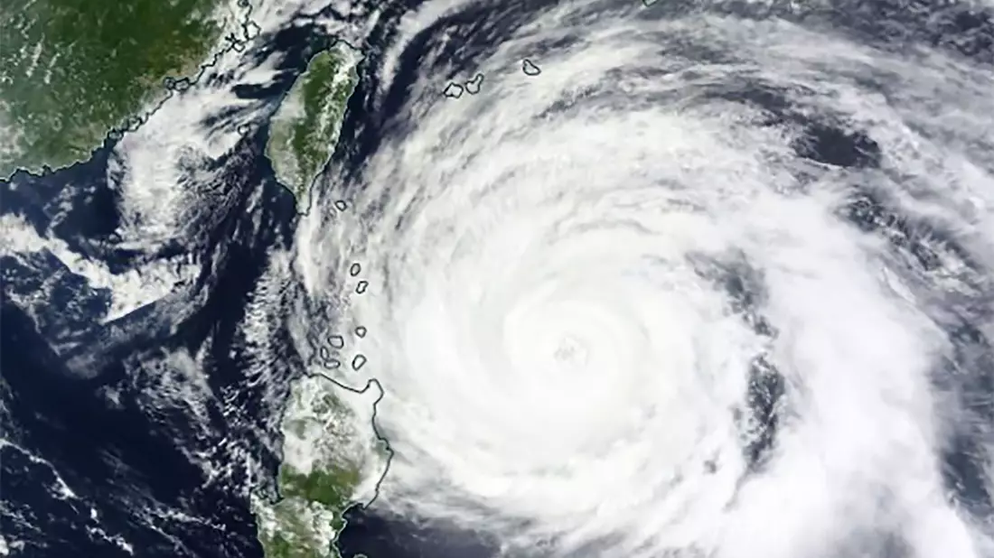Dieses Satellitenbild zeigt den Taifun «Mawar», der sich derzeit in der Nähe der Philippinen befindet. - Bild: Uncredited/NASA Worldview/EOSDIS/AP/dpa