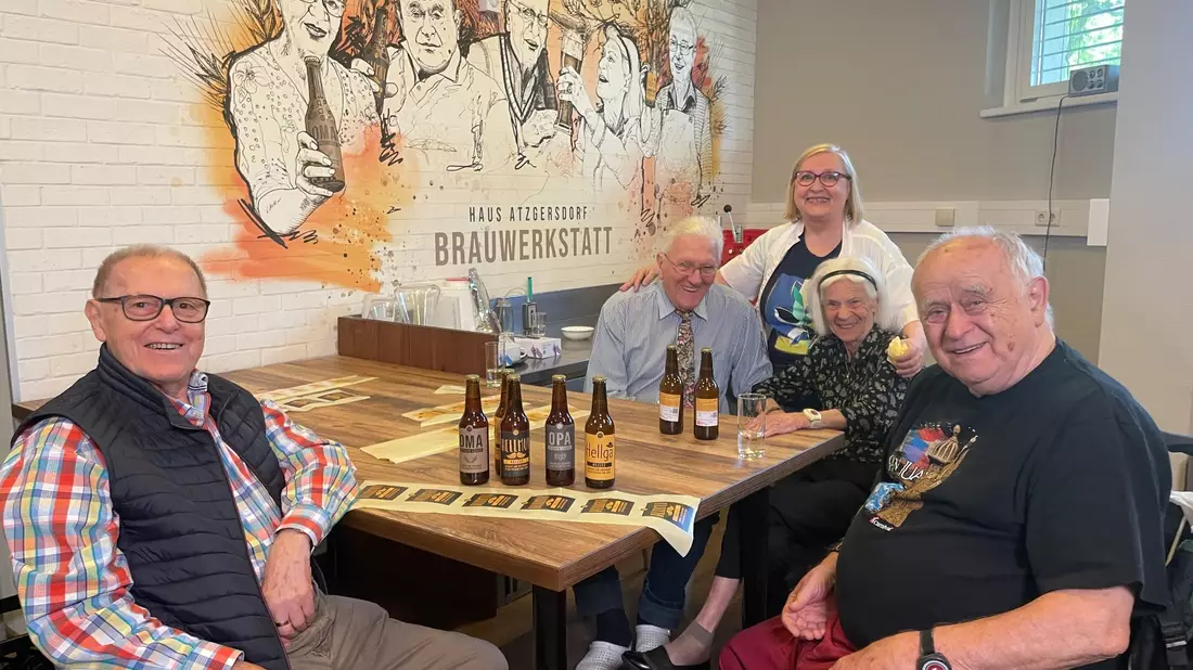 Auch das Etikettieren von Bier aus eigener Produktion zählt zu den Aufgaben im Altersheim. - Bild: Matthias Röder/dpa