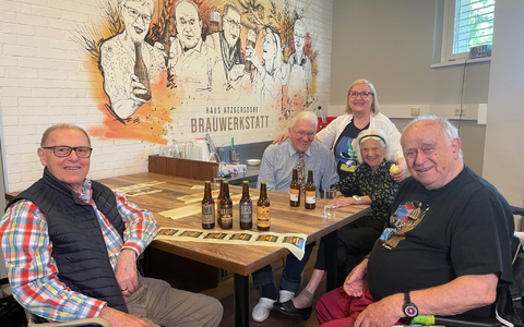 Auch das Etikettieren von Bier aus eigener Produktion zählt zu den Aufgaben im Altersheim. - Bild: Matthias Röder/dpa
