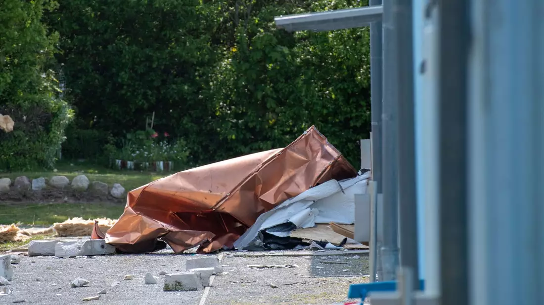 Dieses Ferienhaus ist bei der Explosion nicht unbeschadet davongekommen. - Bild: Stefan Sauer/dpa