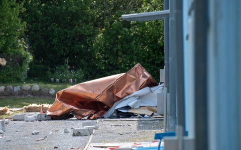 Dieses Ferienhaus ist bei der Explosion nicht unbeschadet davongekommen. - Foto: Stefan Sauer/dpa