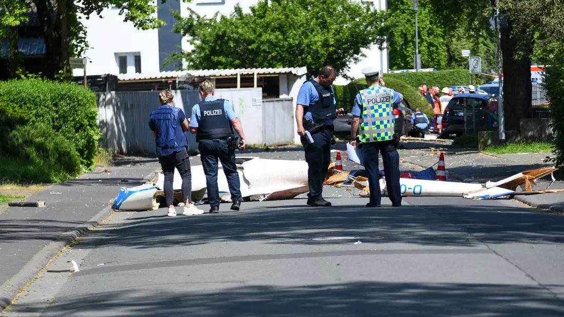 Trümmer liegen nach dem Absturz im Stadtgebiet von Wetzlar. - Bild: Christoph Weiss, Laubach/Fuldamedia /dpa