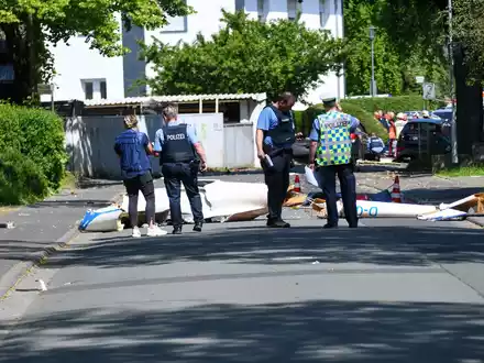 Trümmer liegen nach dem Absturz im Stadtgebiet von Wetzlar. - Foto: Christoph Weiss, Laubach/Fuldamedia /dpa