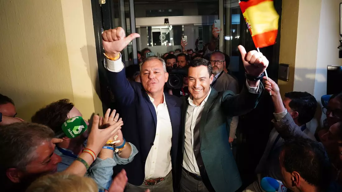 Jose Luis Sanz (l), neuer Bürgermeister von Sevilla für die Volkspartei, feiert seinen Wahlsieg zusammen mit Juanma Moreno (r), Präsident der PP in Andalusien. - Bild: Eduardo Briones/EUROPA PRESS/dpa