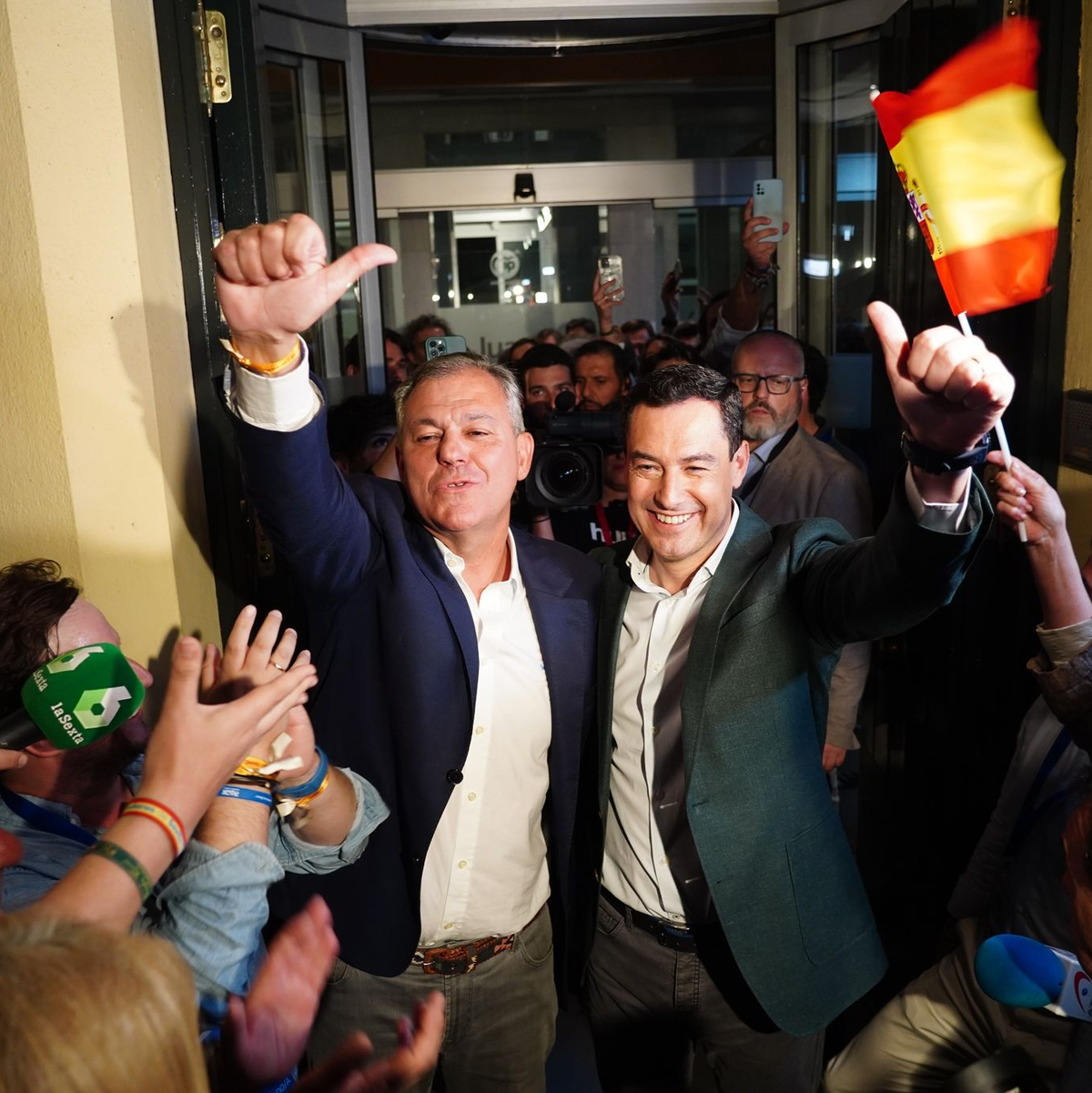 Jose Luis Sanz (l), neuer Bürgermeister von Sevilla für die Volkspartei, feiert seinen Wahlsieg zusammen mit Juanma Moreno (r), Präsident der PP in Andalusien. - Foto: Eduardo Briones/EUROPA PRESS/dpa