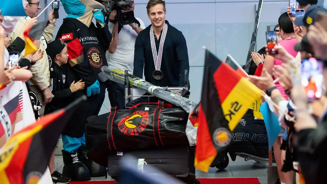 Domik Kahun bei der Ankunft am Flughafen München. - Bild: Sven Hoppe/dpa