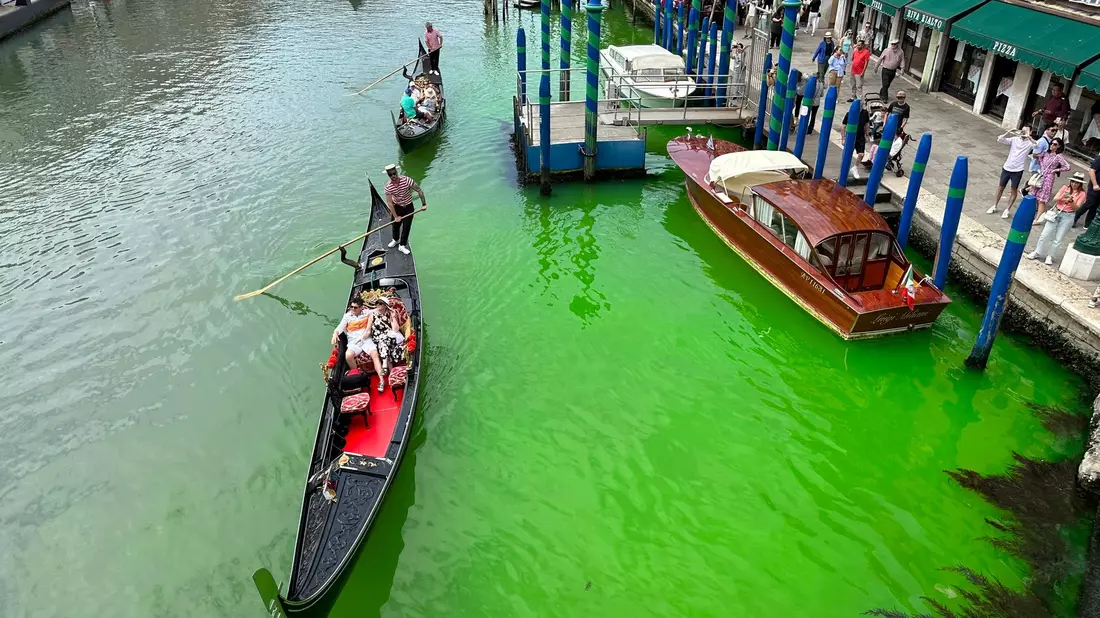 So sieht der Canal Grande von Venedig normalerweise nicht aus. - Bild: Luigi Costantini/AP/dpa