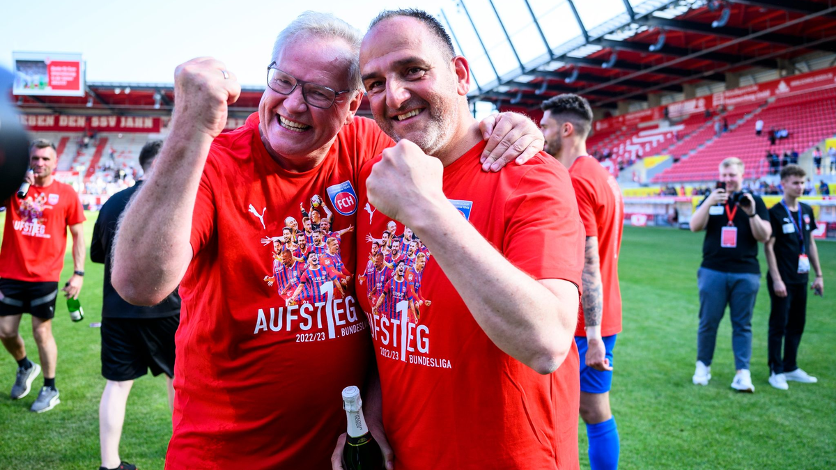 Heidenheims Vorstandsvorsitzender Holger Sanwald (l) und Trainer Frank Schmidt feiern den Aufstieg in die Bundesliga. - Foto: Tom Weller/dpa