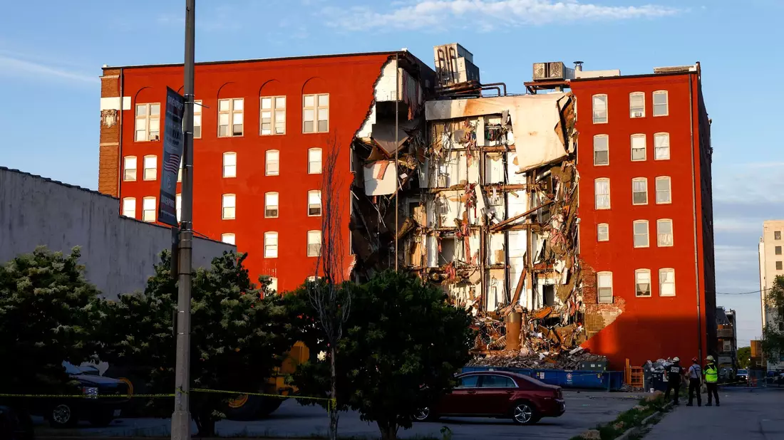 Einsatzkräfte arbeiten am eingestürzten Haus. - Bild: Nikos Frazier/Quad City Times/AP/dpa