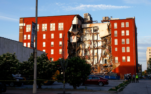 Einsatzkräfte arbeiten am eingestürzten Haus. - Foto: Nikos Frazier/Quad City Times/AP/dpa