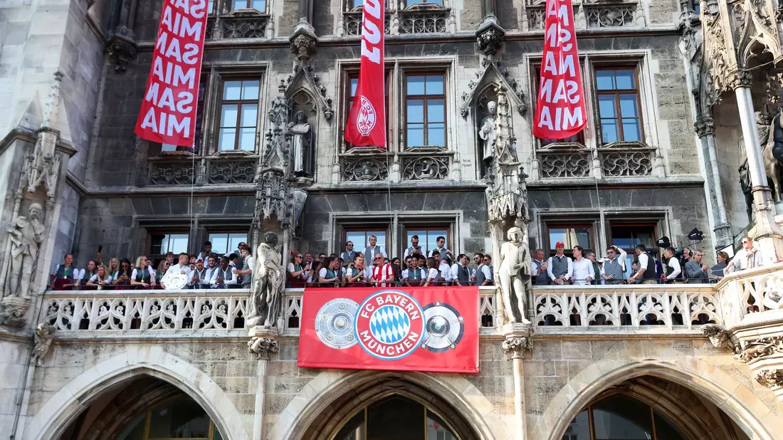 Die Spielerinnen und Spieler des FC Bayern feiern gemeinsam auf dem Rathaus-Balkon. - Bild: Karl-Josef Hildenbrand/dpa