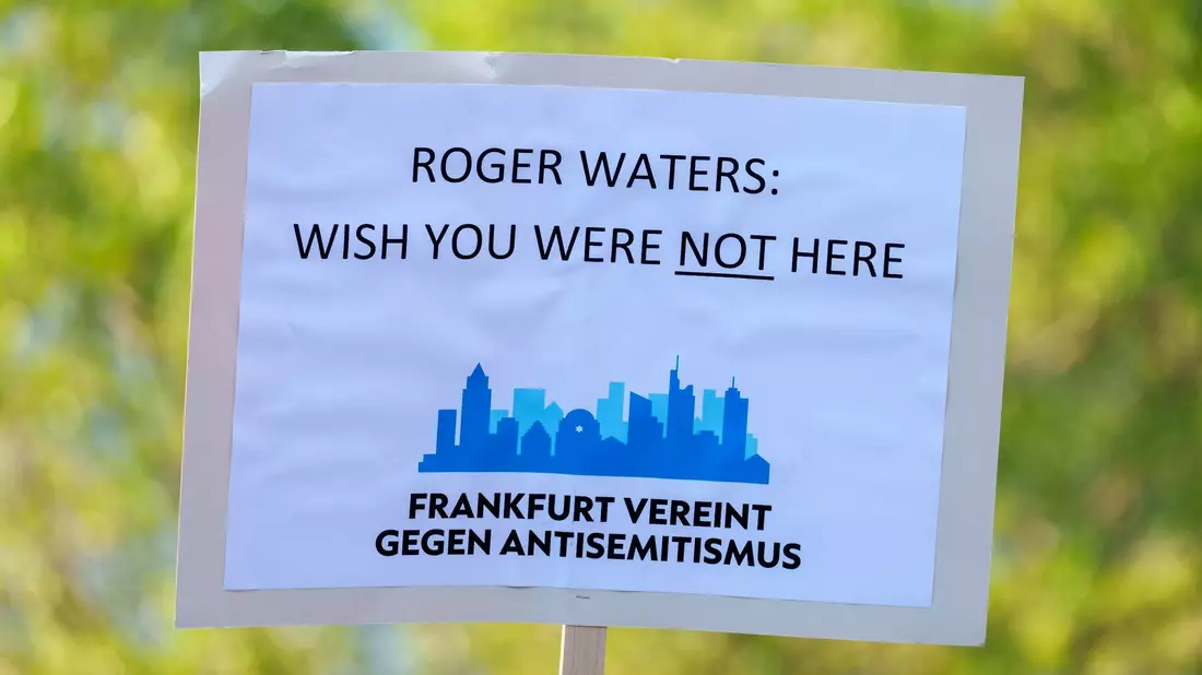 Mit Roger Waters: Wish you were not here haben Menschen in Frankfurt gegen Roger Waters demonstriert. - Bild: Andreas Arnold/dpa