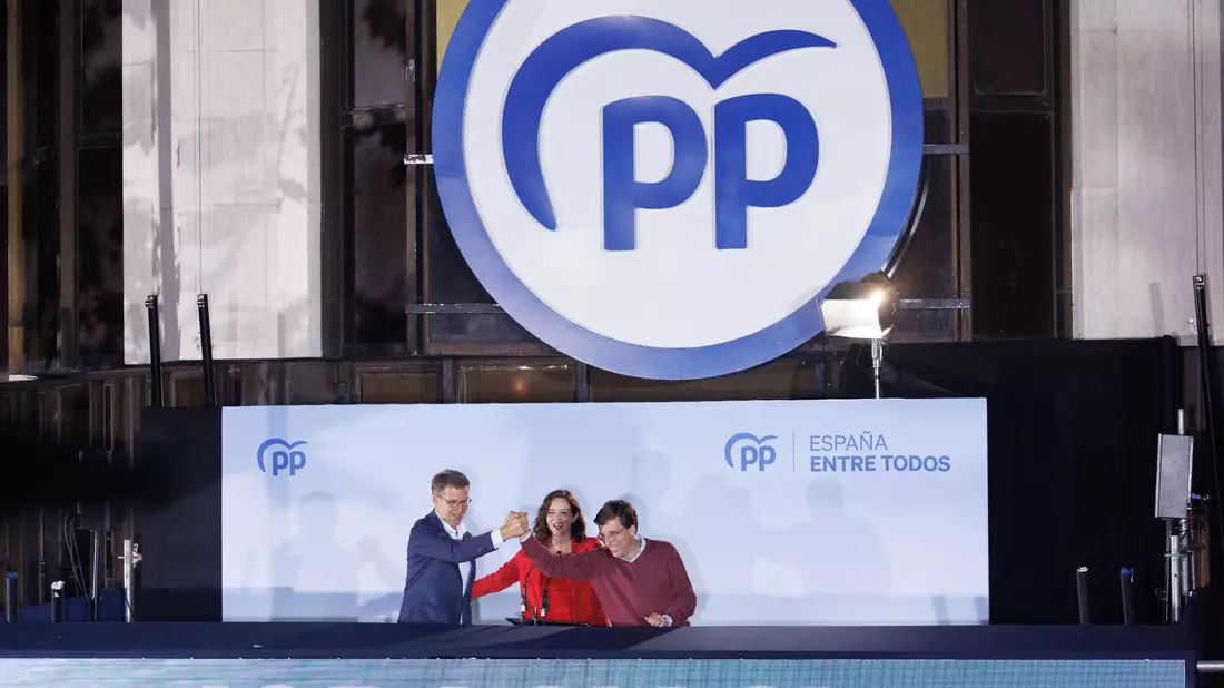 Die großen Gewinner: der PP-Vorsitzende Alberto Núñez Feijóo (l-r), Regionalpräsidentin Isabel Díaz Ayuso und Madrids Bürgermeister José Luis Martínez-Almeida. - Bild: Eduardo Parra/EUROPA PRESS/dpa