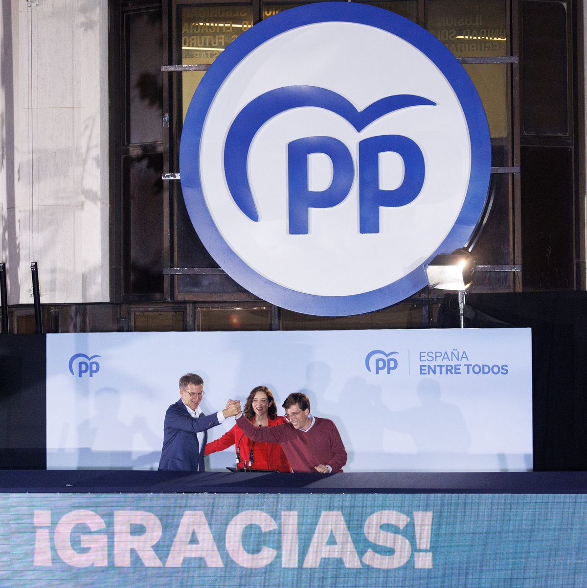 Die großen Gewinner: der PP-Vorsitzende Alberto Núñez Feijóo (l-r), Regionalpräsidentin Isabel Díaz Ayuso und Madrids Bürgermeister José Luis Martínez-Almeida. - Foto: Eduardo Parra/EUROPA PRESS/dpa