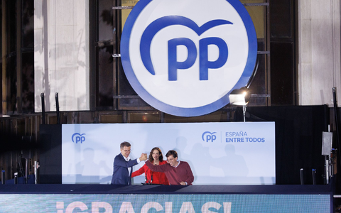 Die großen Gewinner: der PP-Vorsitzende Alberto Núñez Feijóo (l-r), Regionalpräsidentin Isabel Díaz Ayuso und Madrids Bürgermeister José Luis Martínez-Almeida. - Foto: Eduardo Parra/EUROPA PRESS/dpa