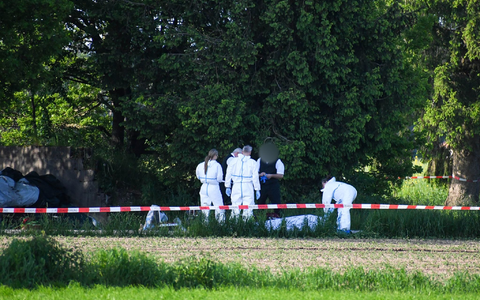 Die Spurensicherung begutachtet den Fundort der Frauenleiche. - Foto: Vifogra/Tiedemann/vifogra/dpa