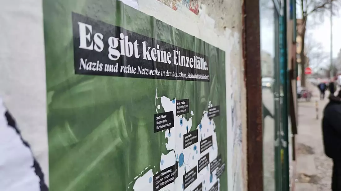 Plakat mit Kritik an Einzelfall-These - Bild: ?ber dts Nachrichtenagentur