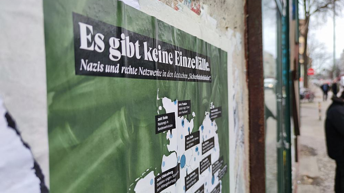 Plakat mit Kritik an 