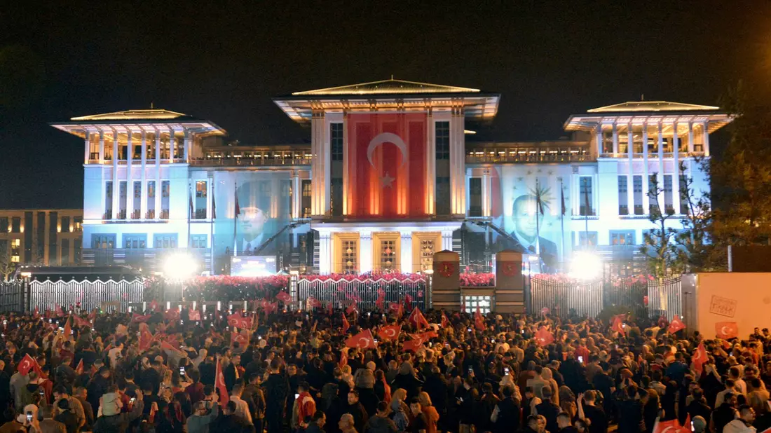 Anhänger des türkischen Präsidenten Recep Tayyip Erdogan feiern vor dem Präsidentenpalast in Ankara. - Bild: Mustafa Kaya/Handout/XinHua/dpa