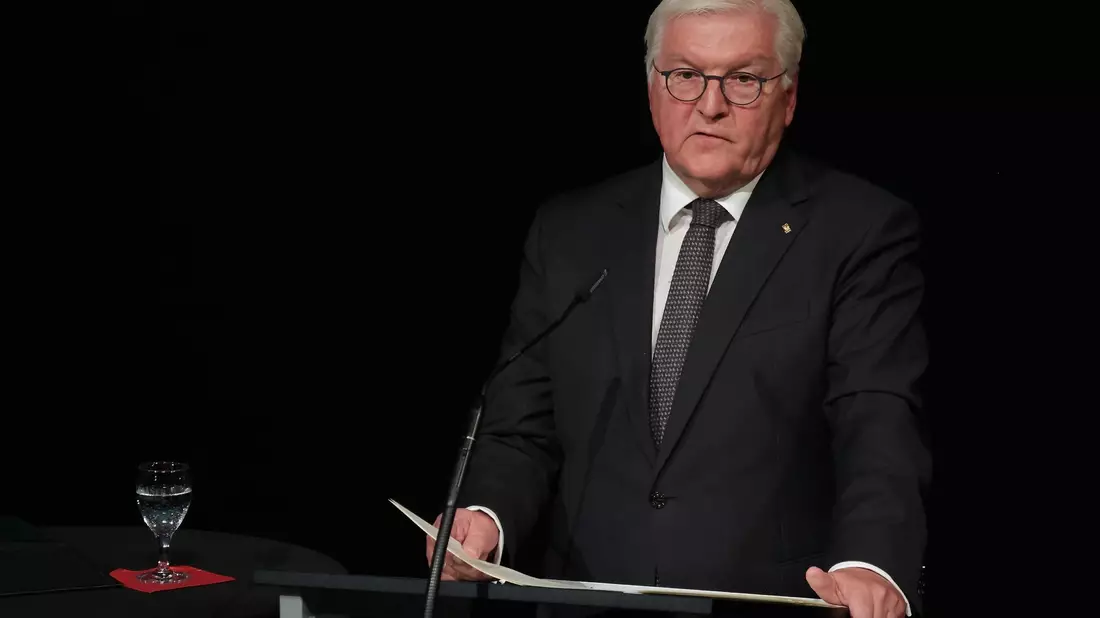 Bundespräsident Frank-Walter Steinmeier spricht bei der Gedenkfeier zum 30. Jahrestag des Solinger Brandanschlags. - Bild: David Young/dpa