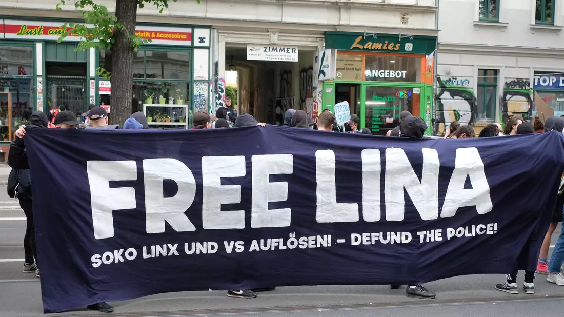 Unterstützer von Lina E. im Leipziger Stadtteil Connewitz. Wegen des Verdachts linksextreme Anschläge angeführt zu haben, sitzt die Studentin seit mehreren Monaten in Untersuchungshaft. - Bild: Sebastian Willnow/dpa-Zentralbild/dpa