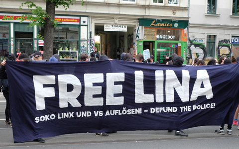 Unterstützer von Lina E. im Leipziger Stadtteil Connewitz. Wegen des Verdachts linksextreme Anschläge angeführt zu haben, sitzt die Studentin seit mehreren Monaten in Untersuchungshaft. - Foto: Sebastian Willnow/dpa-Zentralbild/dpa