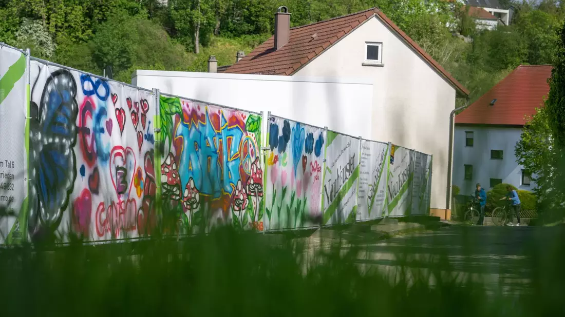 Hier stand einst eine Flüchtlingsunterkunft. Vor dieser soll ein Asylbewerber aus Eritrea zwei Mädchen mit einem Messer attackiert haben. - Bild: Stefan Puchner/dpa