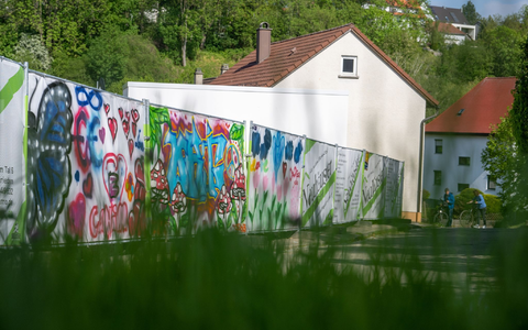 Hier stand einst eine Flüchtlingsunterkunft. Vor dieser soll ein Asylbewerber aus Eritrea zwei Mädchen mit einem Messer attackiert haben. - Foto: Stefan Puchner/dpa