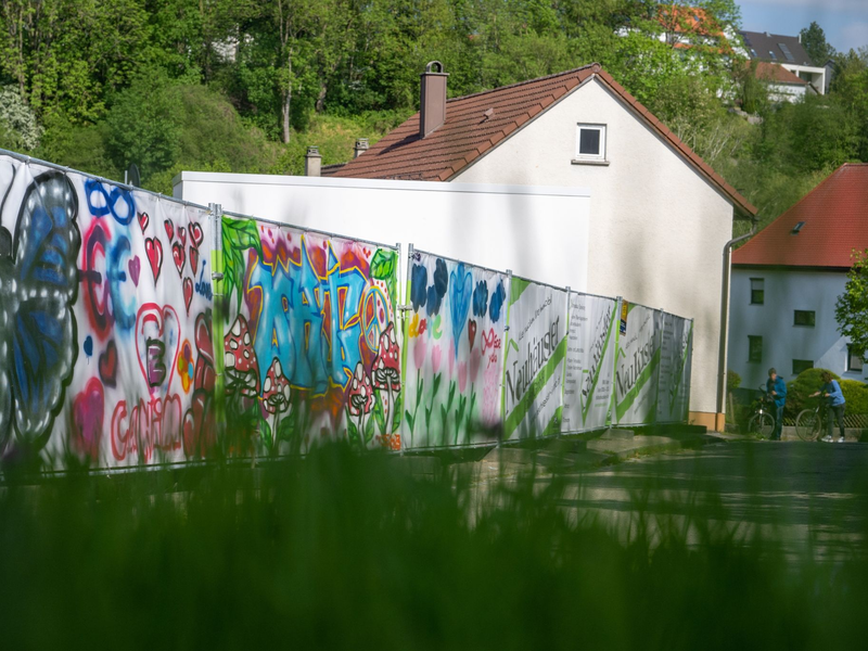 Hier stand einst eine Flüchtlingsunterkunft. Vor dieser soll ein Asylbewerber aus Eritrea zwei Mädchen mit einem Messer attackiert haben. - Foto: Stefan Puchner/dpa