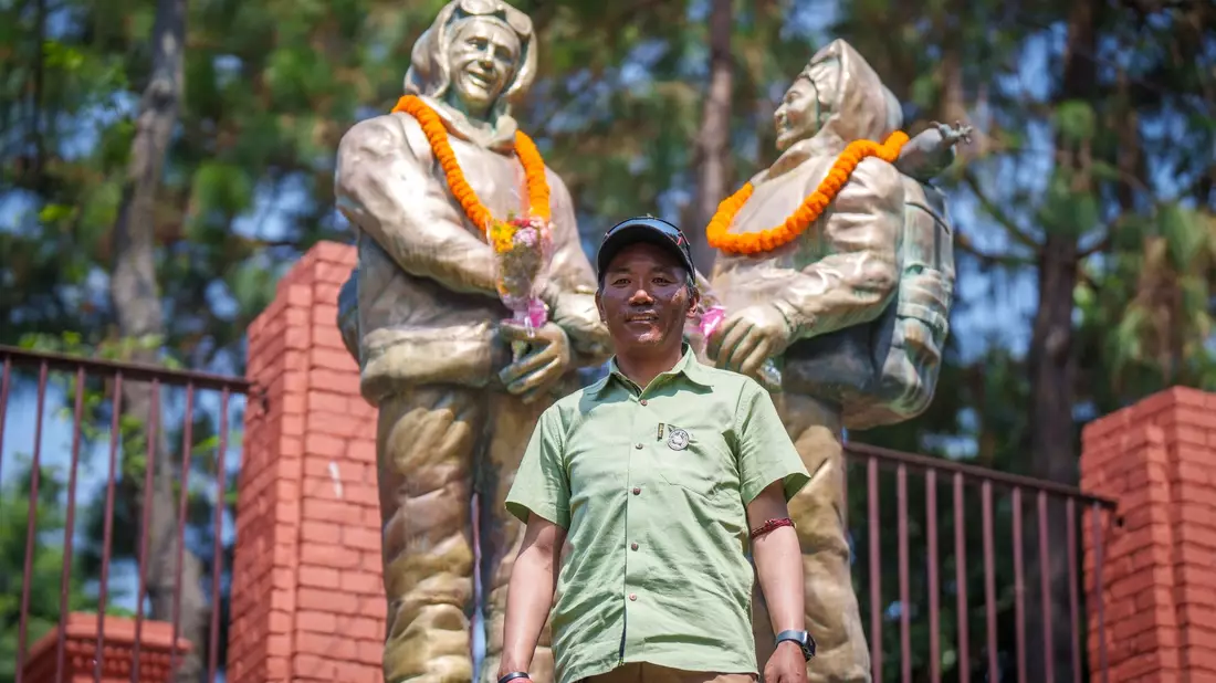 Der bekannte nepalesische Bergführer Kami Rita vom Volk der Sherpa wurde geehrt. - Bild: Niranjan Shrestha/AP