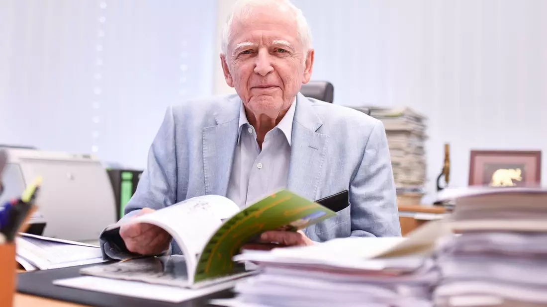 Der Medizin-Nobelpreisträger Harald zur Hausen sitzt im Deutschen Krebsforschungszentrum (DKFZ) in seinem Büro. - Bild: picture alliance / Uwe Anspach/dpa