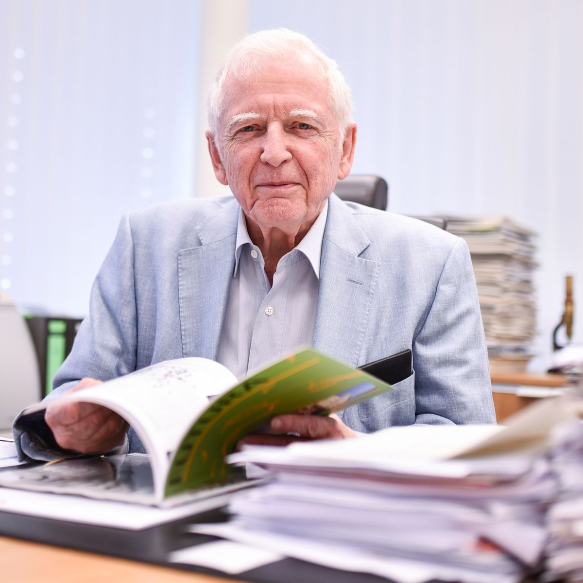 Der Medizin-Nobelpreisträger Harald zur Hausen sitzt im Deutschen Krebsforschungszentrum (DKFZ) in seinem Büro. - Foto: picture alliance / Uwe Anspach/dpa