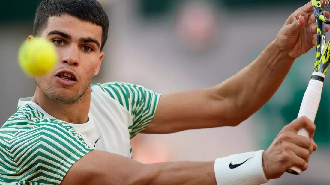 Carlos Alcaraz ist einer der Favoriten auf den Sieg bei den French Open. - Bild: Christophe Ena/AP/dpa