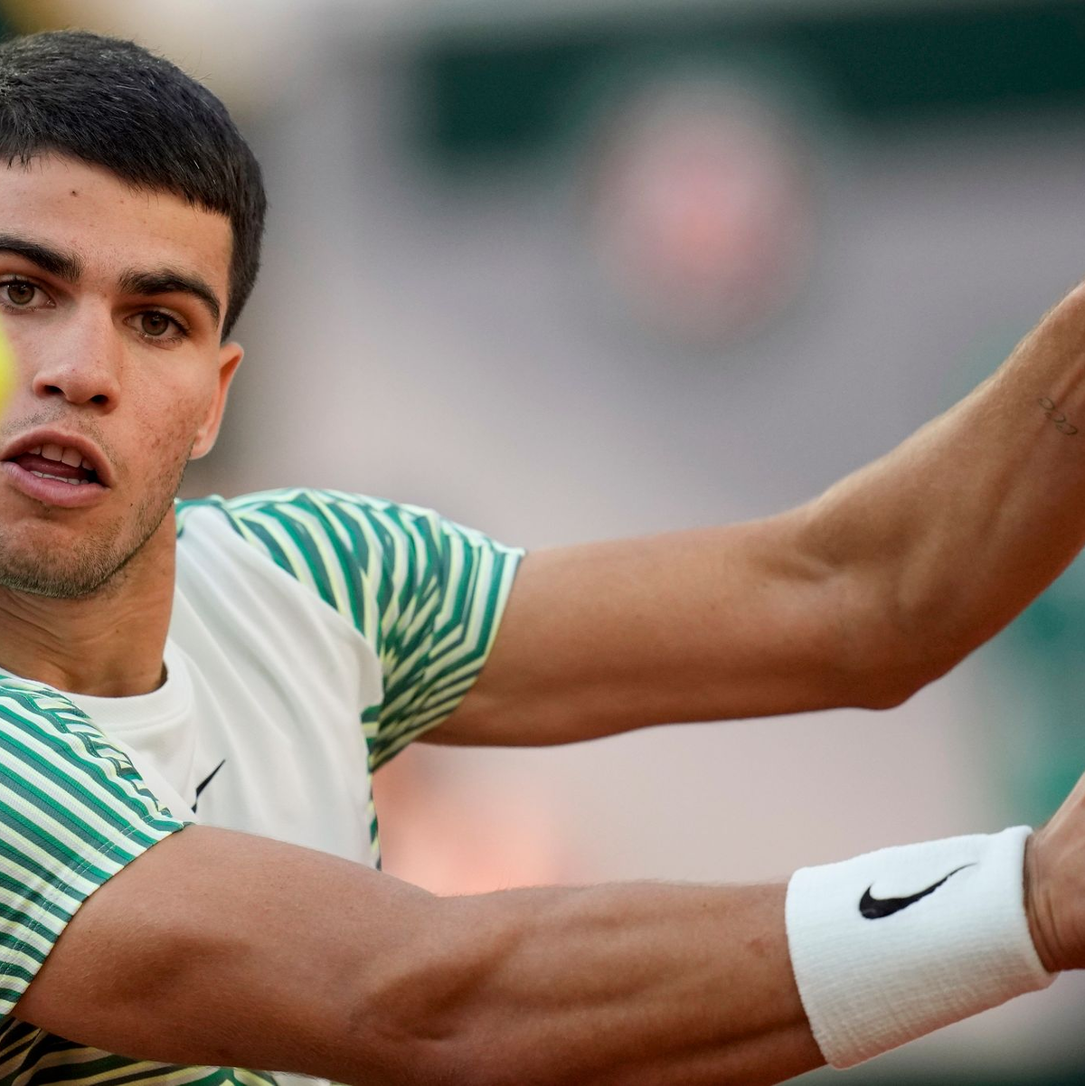 Carlos Alcaraz feiert seinen ersten French-Open-Titel. - Foto: Christophe Ena/AP/dpa