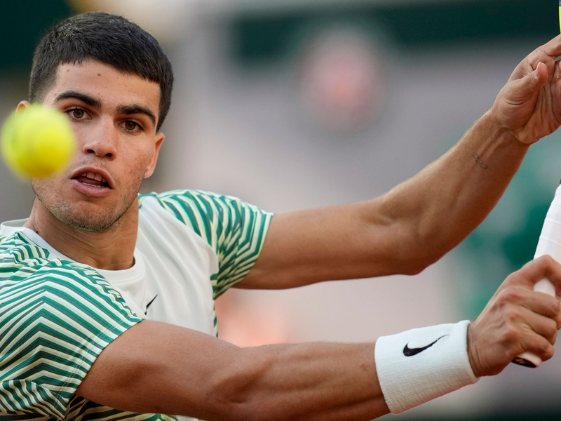 Carlos Alcaraz gewann sein Viertelfinale gegen Stefanos Tsitsipas glatt in drei Sätzen. - Foto: Christophe Ena/AP/dpa