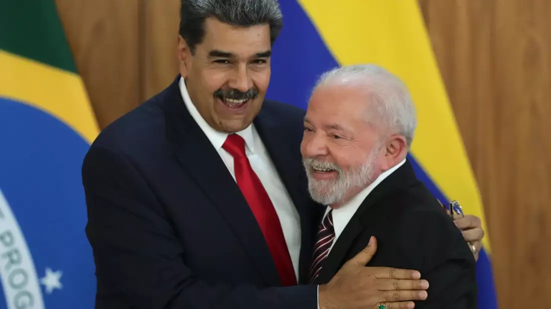 Nicolas Maduro (l), Präsident von Venezuela, umarmt Brasiliens Präsidenten Luiz Inacio Lula da Silva (r) nach einer gemeinsamen Pressekonferenz. - Bild: Gustavo Moreno/AP