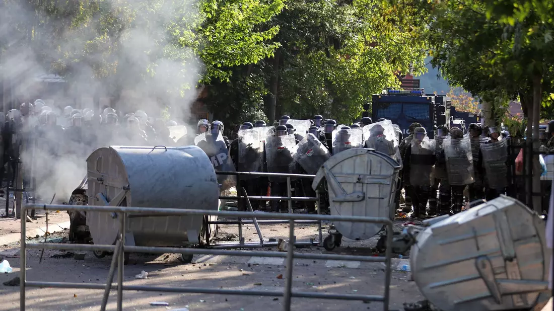 Soldaten der von der Nato geführten Kosovo-Friedenstruppe KFOR bewachen ein Gemeindegebäude nach Zusammenstößen mit Kosovo-Serben. - Bild: Bojan Slavkovic/AP/dpa