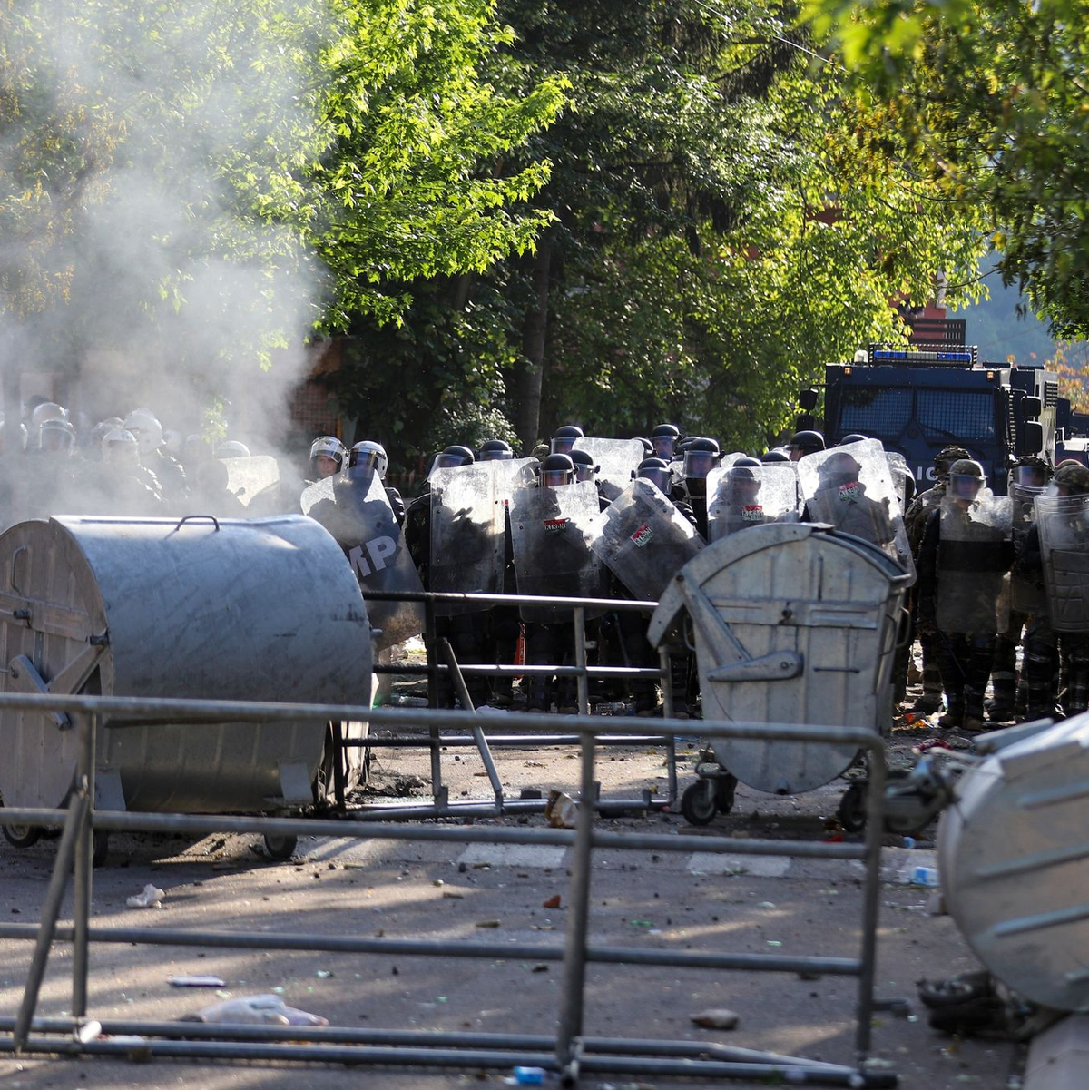 Soldaten der von der Nato geführten Kosovo-Friedenstruppe KFOR bewachen ein Gemeindegebäude nach Zusammenstößen mit Kosovo-Serben. - Foto: Bojan Slavkovic/AP/dpa