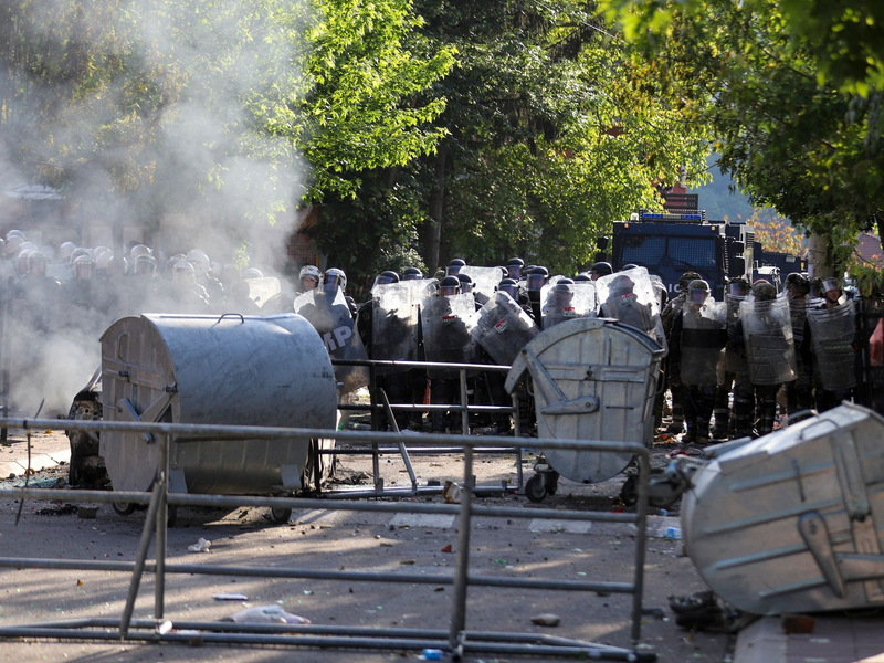 Soldaten der von der Nato geführten Kosovo-Friedenstruppe KFOR bewachen ein Gemeindegebäude nach Zusammenstößen mit Kosovo-Serben. - Foto: Bojan Slavkovic/AP/dpa