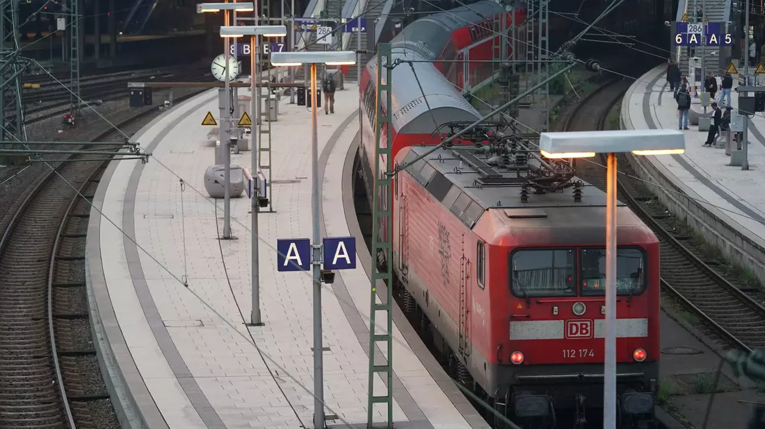 Der Tarifkonflikt zwischen DB und EVG dauert schon seit Ende Februar an. - Bild: Marcus Brandt/dpa