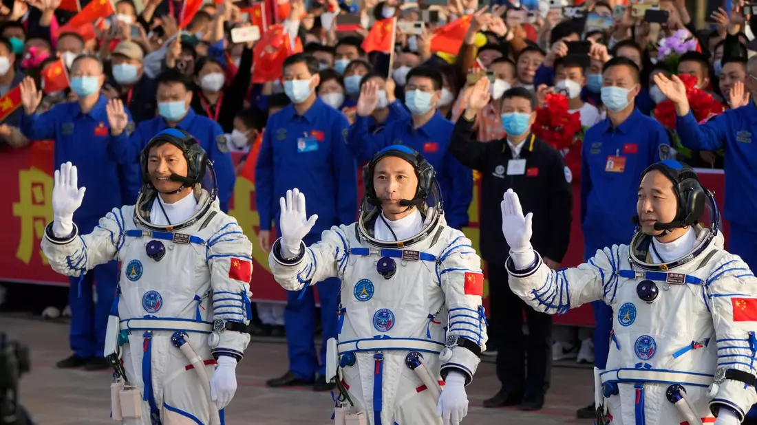 Die chinesischen Astronauten der Shenzhou-16-Mission(l-r): Gui Haichao, Zhu Yangzhu und Jing Haipeng. - Bild: Mark Schiefelbein/AP