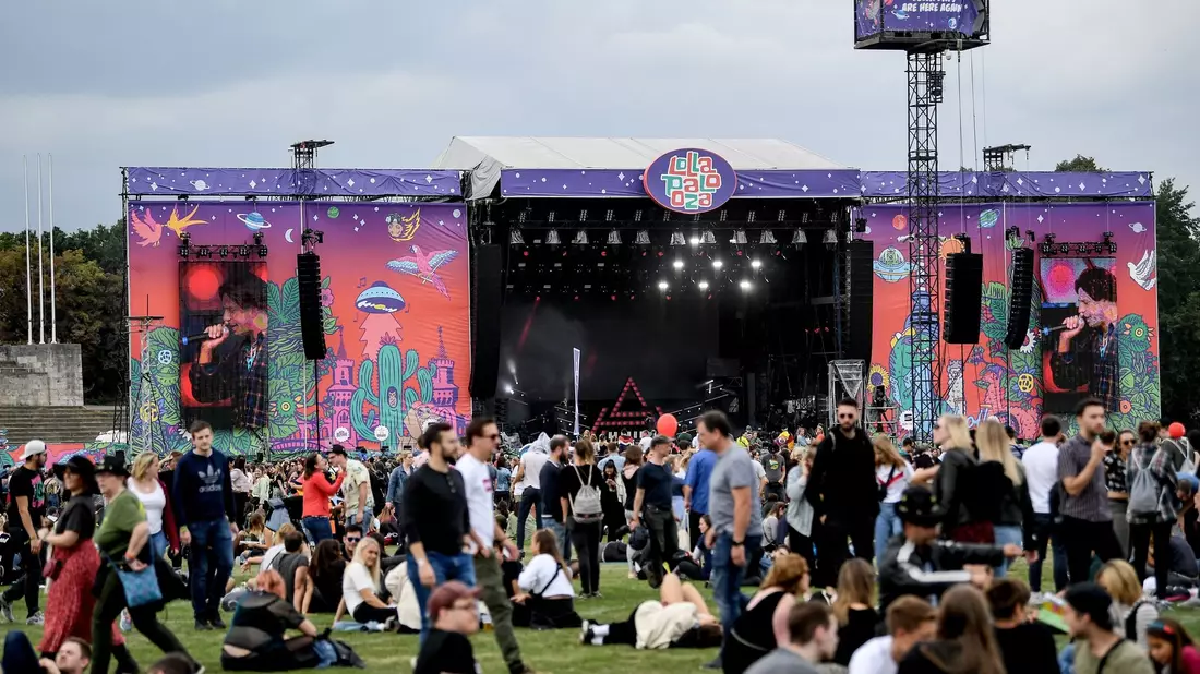 Besucher des Lollapalooza Festivals auf dem Gelände des Berliner Olympiastadions. - Bild: Britta Pedersen/dpa