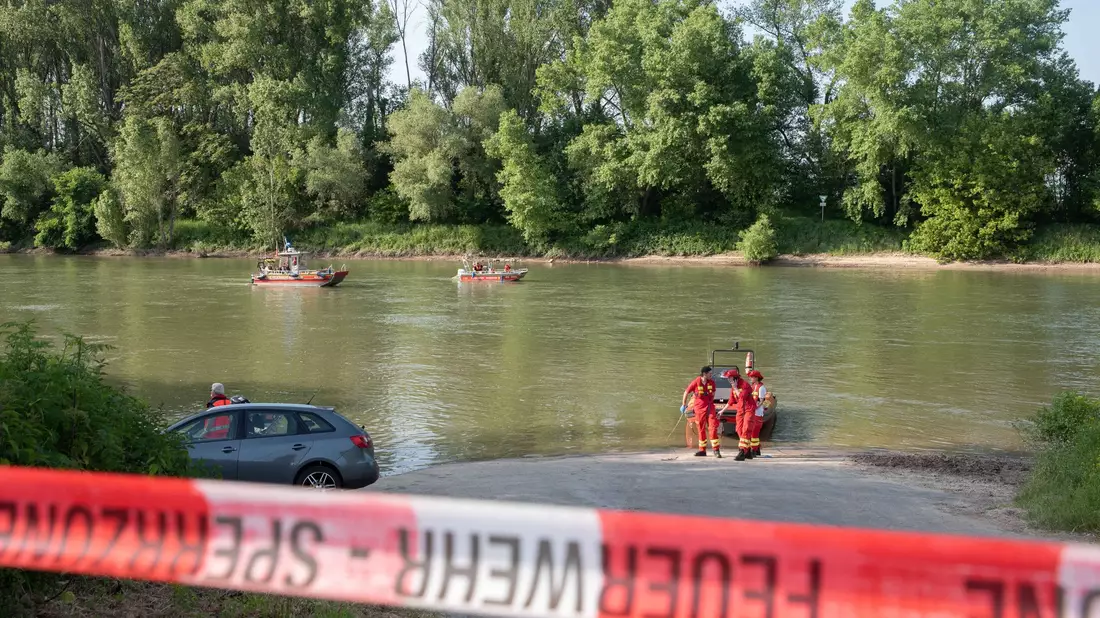 Nachdem Rettungskräfte einen 36-jährigen Mann und seinen siebenjährigen Sohn aus dem Rhein geborgen hatten, starben beide im Krankenhaus. - Bild: Vincent Kempf/dpa