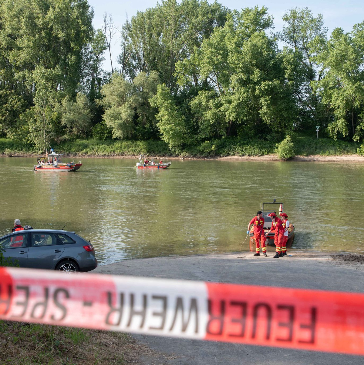 Nachdem Rettungskräfte einen 36-jährigen Mann und seinen siebenjährigen Sohn aus dem Rhein geborgen hatten, starben beide im Krankenhaus. - Foto: Vincent Kempf/dpa