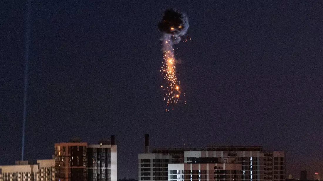 Eine von der ukrainischen Luftabwehr zerstörte russischen Shahed-Drohne über Kiew. - Bild: Evgeniy Maloletka/AP