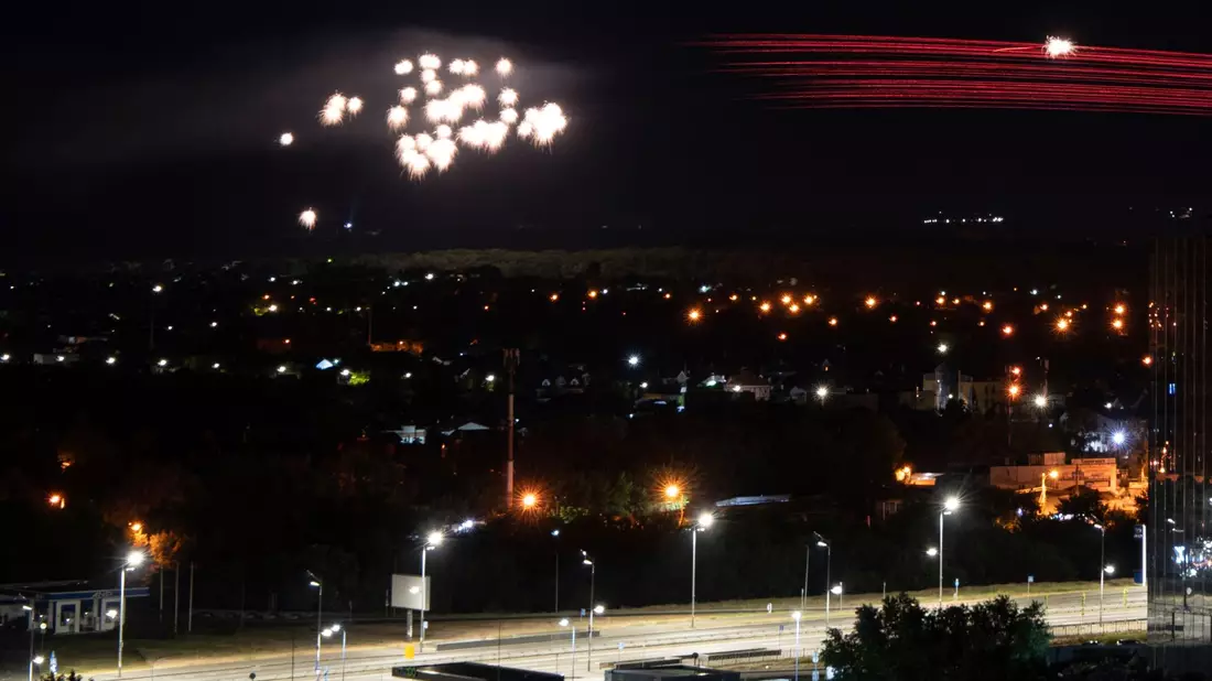 Die ukrainische Luftabwehr fängt beim dritten russischen Luftangriff auf die ukrainische Hauptstadt innerhalb der letzten 24 Stunden eine Shahed-Drohne in der Luft ab. - Bild: Evgeniy Maloletka/AP